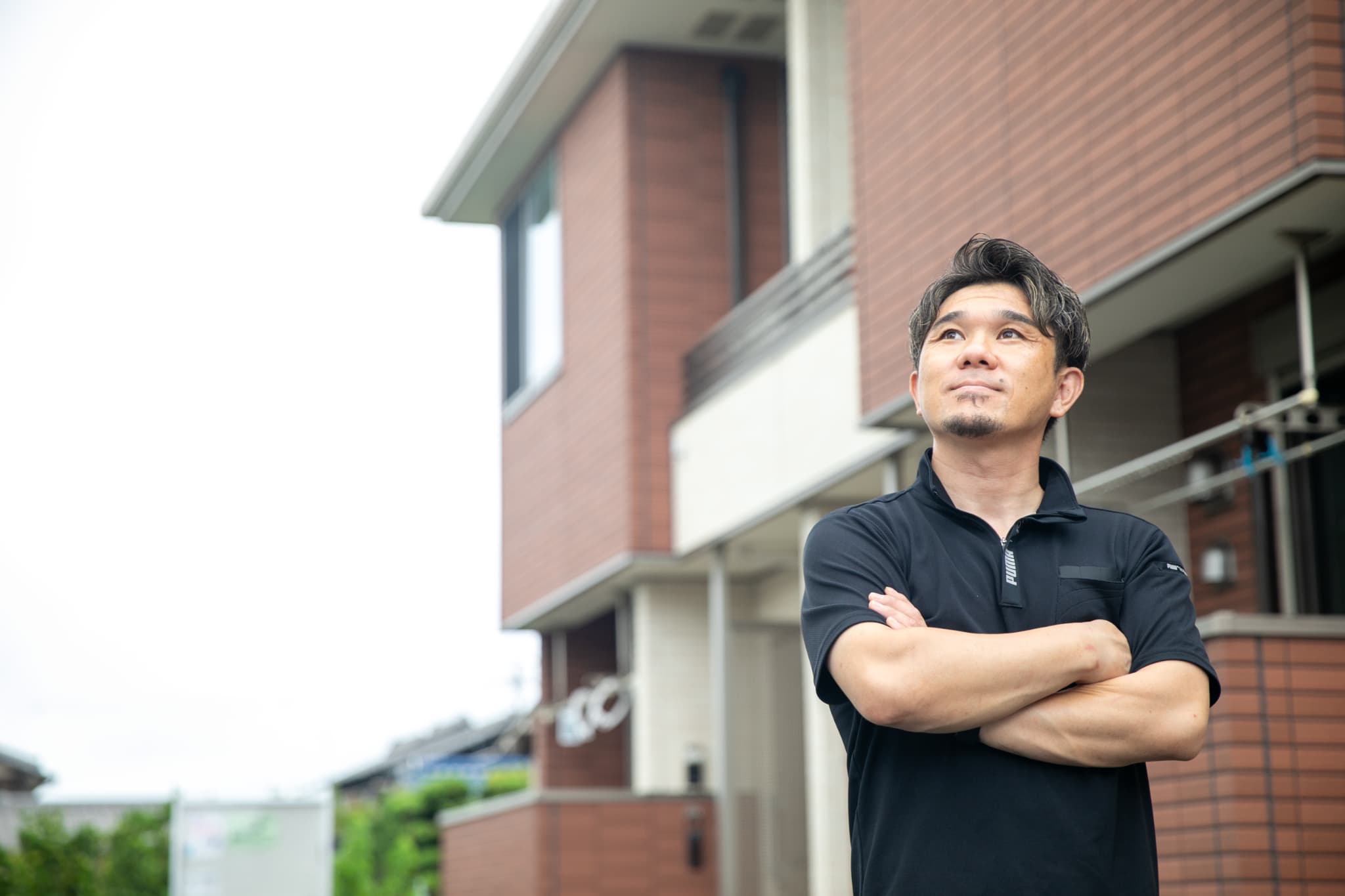 エアコンフィルターを清掃する作業員