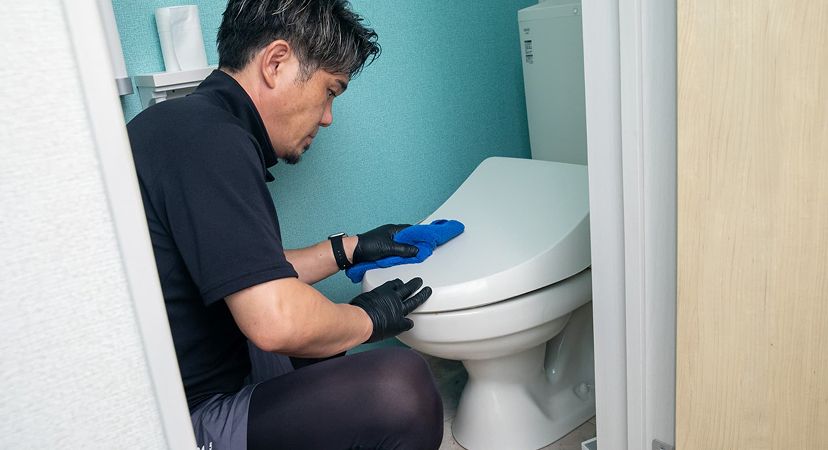 トイレを掃除する清掃員